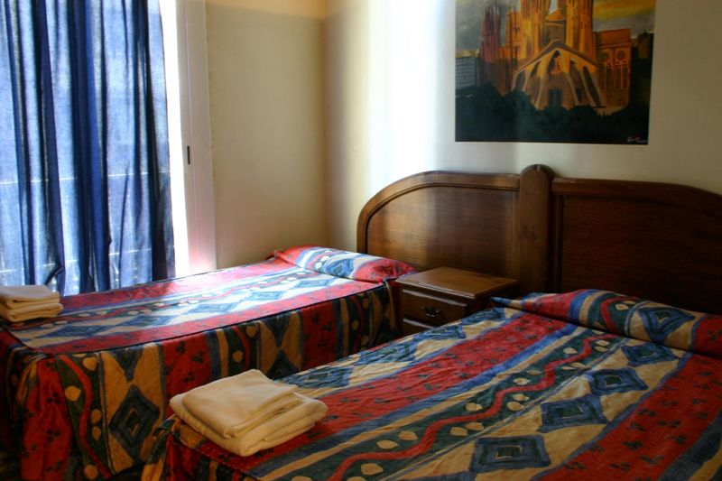 Hostal Eden Барселона Экстерьер фото