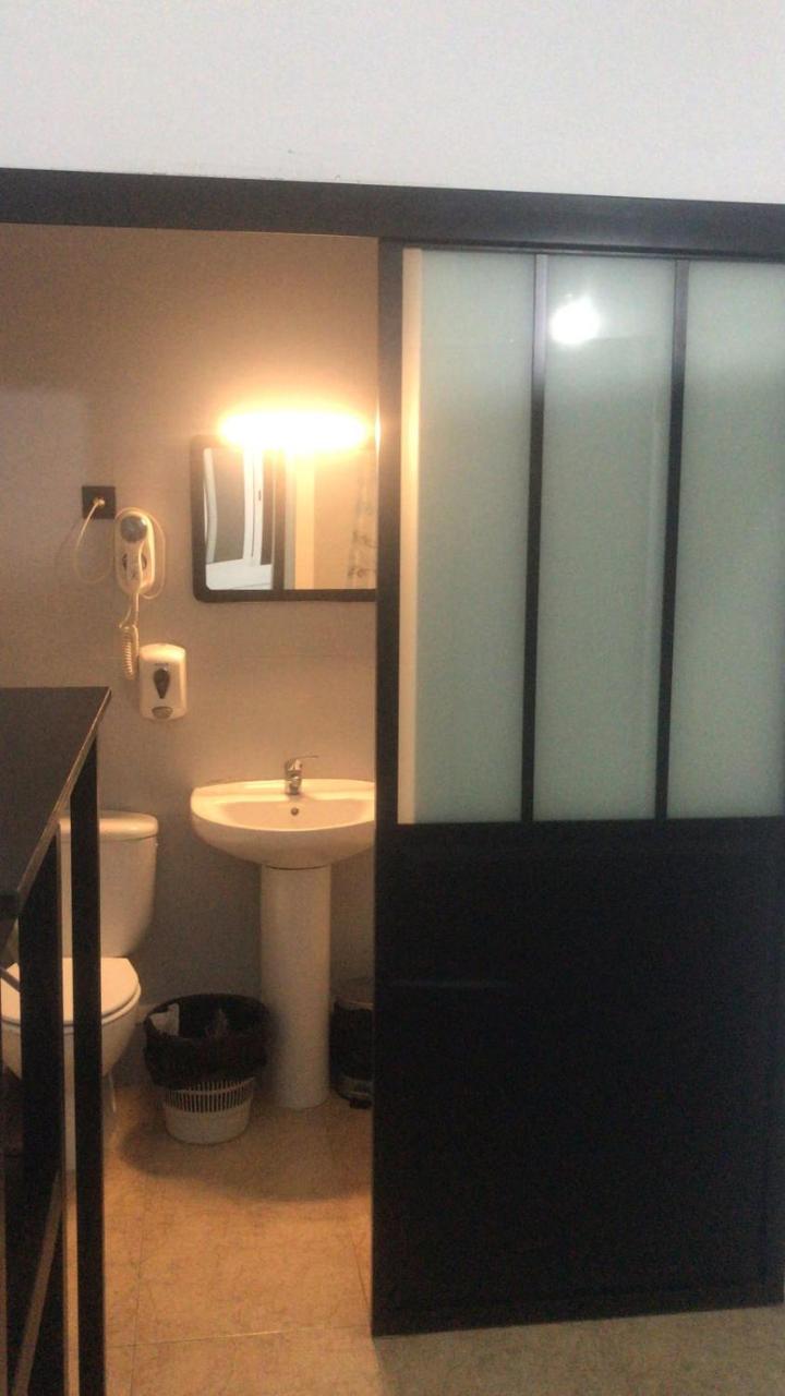 Hostal Eden Барселона Экстерьер фото