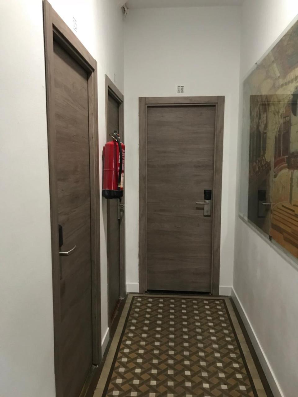 Hostal Eden Барселона Экстерьер фото